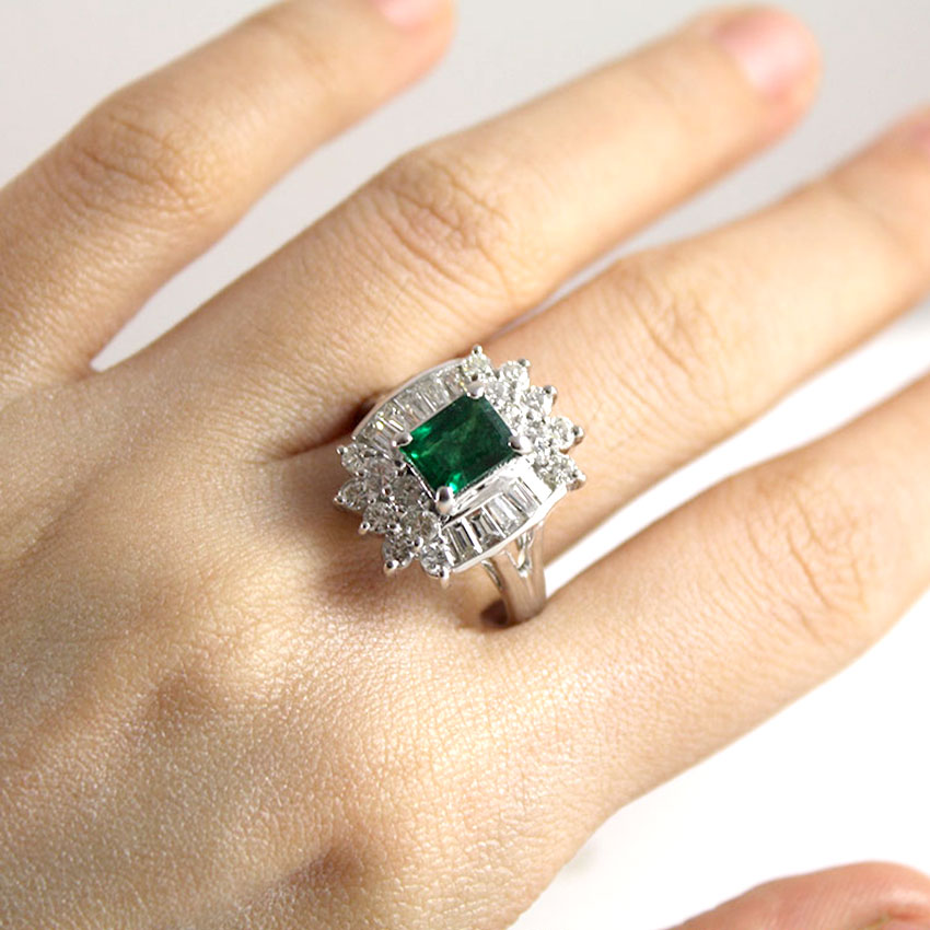 White Gold Emerald and Diamond Halo Ring | Maison Birks Salon