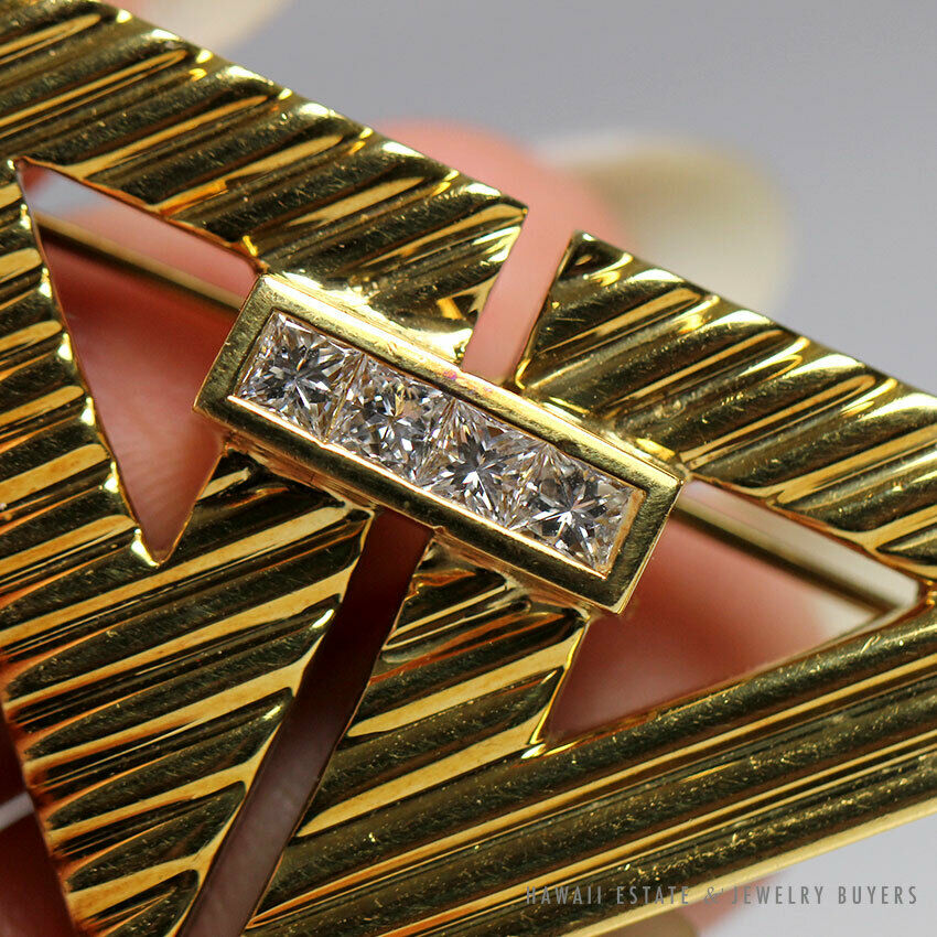 Louis Vuitton Essential V Gold Brooch